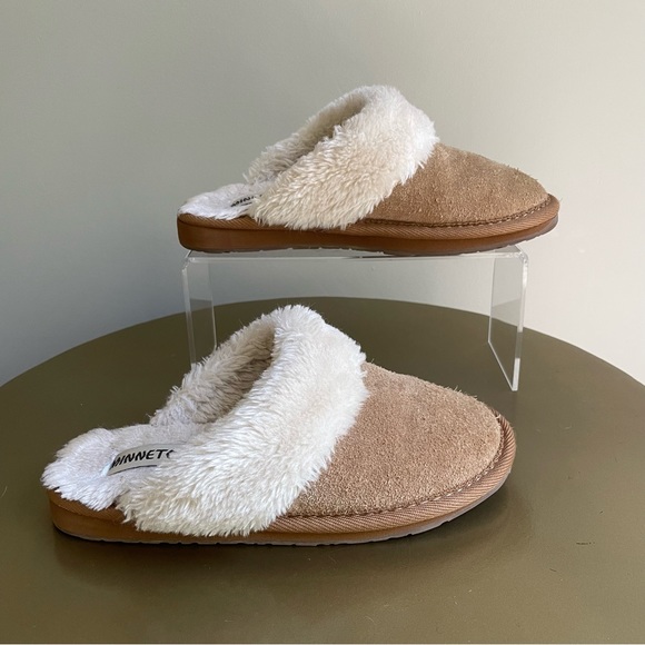 Minnetonka Shar Beige Suede Cream Fur Trim Rubber Sole Slippers Womens Size 6 - Picture 4 of 8